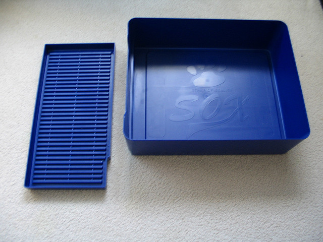 Un bac à litière avec une grille est généralement plus facile à nettoyer qu'un bac à litière seul.