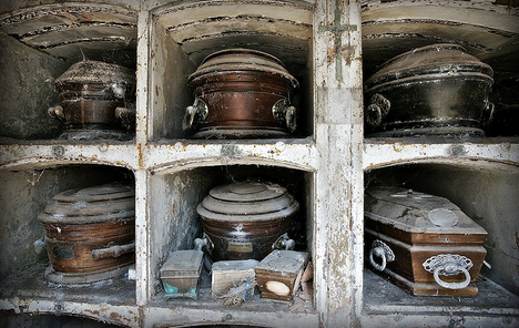 Les cercueils contenant les cendres peuvent être enterrés dans le parc commémoratif, ou vous pouvez les emporter avec vous.