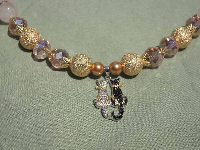 Les bijoux pour chats se déclinent dans une grande variété de modèles.