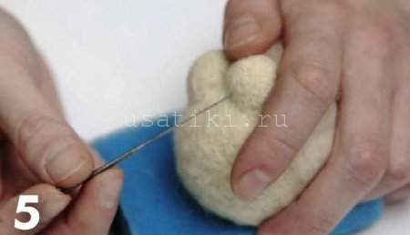 feutrage d'un chat en laine