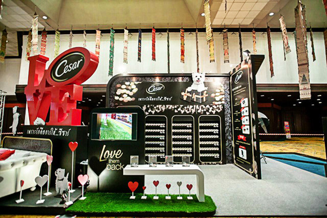 Stand d'exposition du fabricant d'aliments pour chiens Caesar
