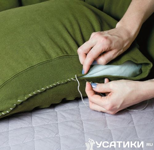 Placez un oreiller à l'intérieur du pull.