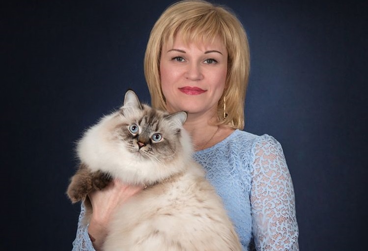 Une femme avec un chat dans les bras