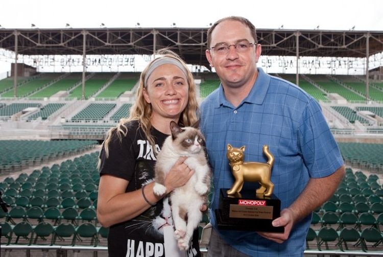 Un homme et une femme avec un chat et une tasse