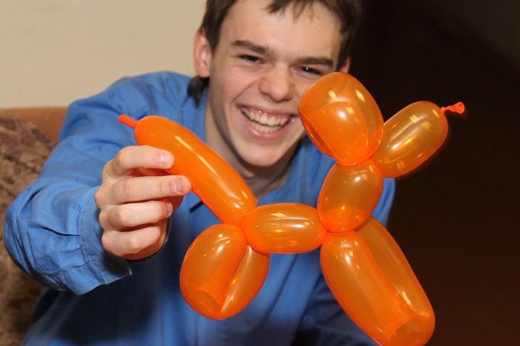 Un garçon tient un chien en ballon