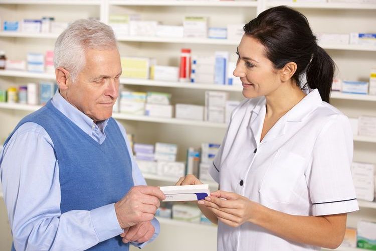 Pharmacien dans une pharmacie