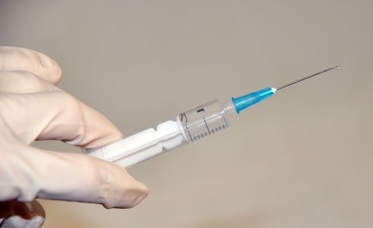 Seringue avec aiguille