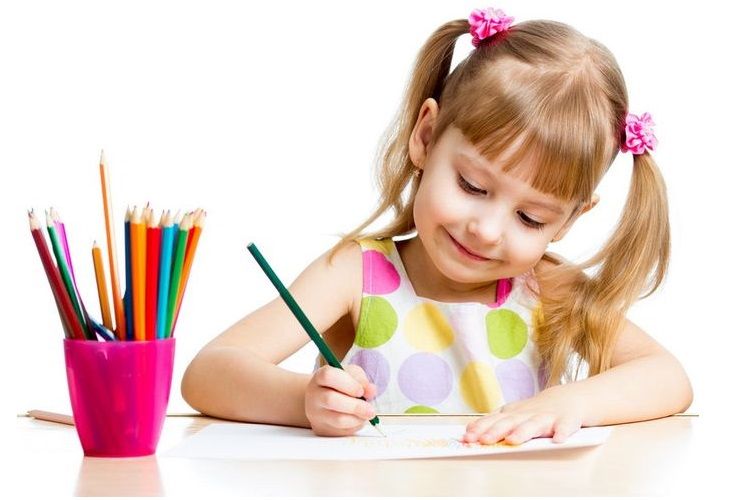 Une fille dessine avec des crayons