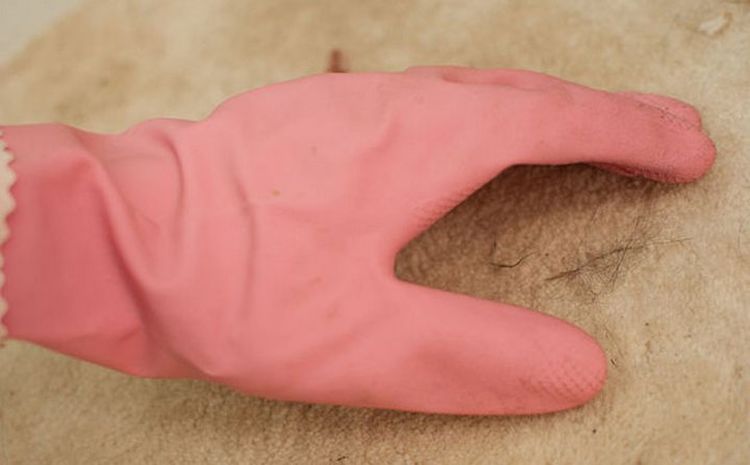 Une main dans un gant en caoutchouc