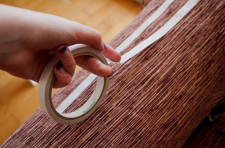 Recouvrir un canapé avec du ruban adhésif double face