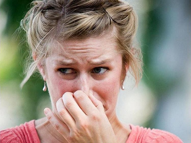 La fillette se couvrit le nez avec ses mains.