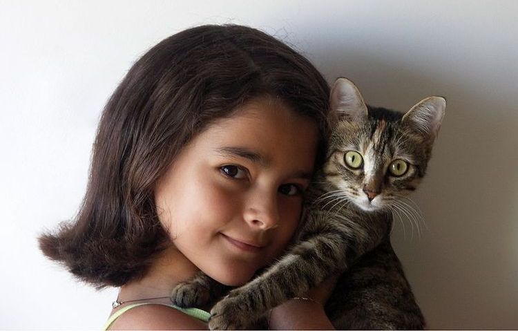 Une fille et son chat