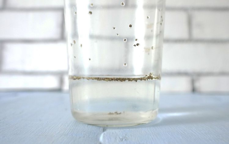 Bifitrilak mélangé à de l'eau