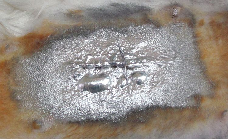 Traitement des coutures avec un spray d'aluminium