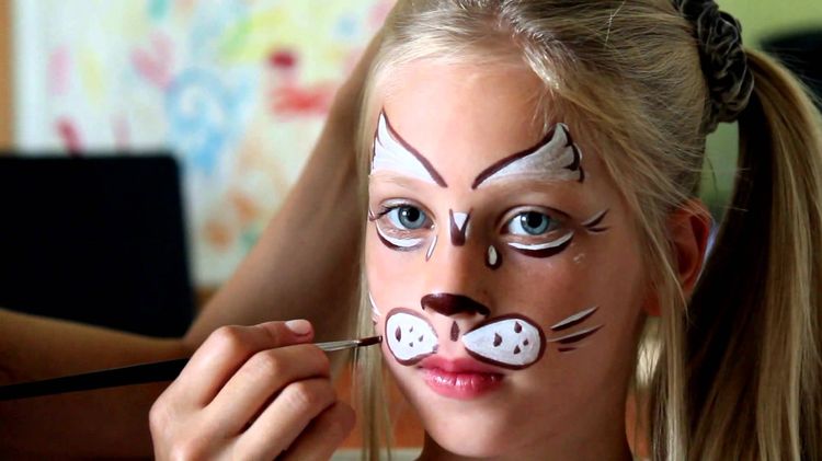 Maquillage sur le visage d'un enfant