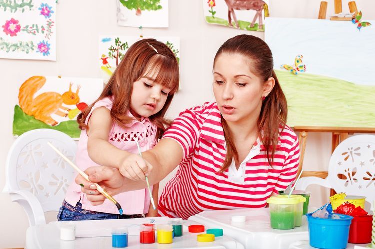 La mère et la fille dessinent
