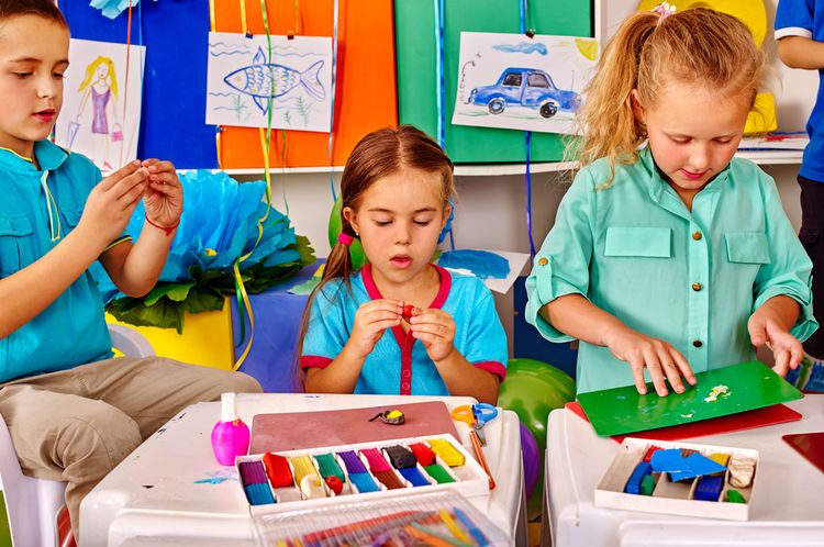 Les enfants sculptent de la pâte à modeler