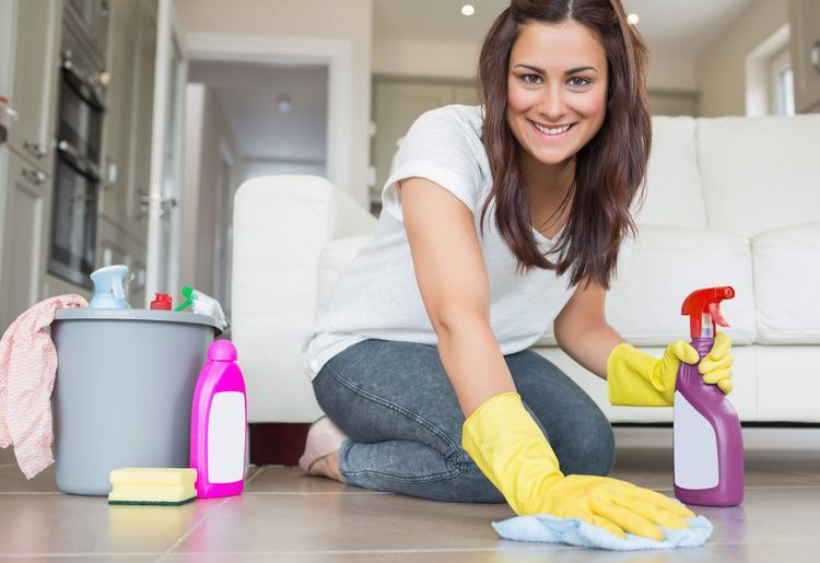 La fille fait le ménage
