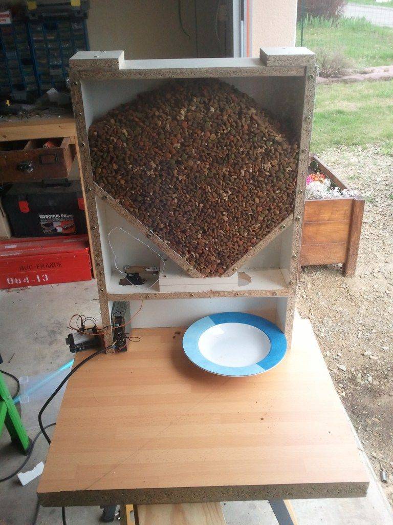 Distributeur automatique de croquettes pour chat à faire soi-même