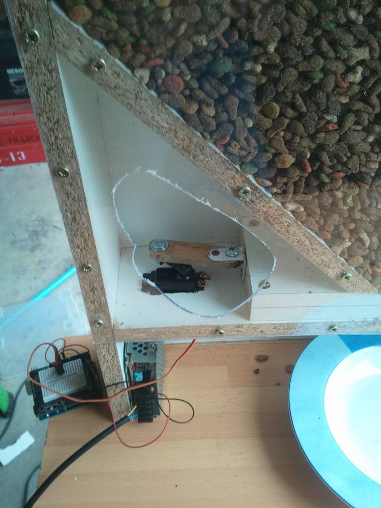 Distributeur automatique de croquettes pour chat à faire soi-même