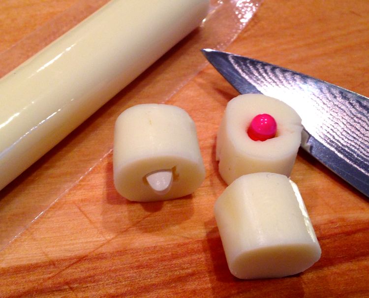 Le chien reçoit des pilules mélangées à sa nourriture