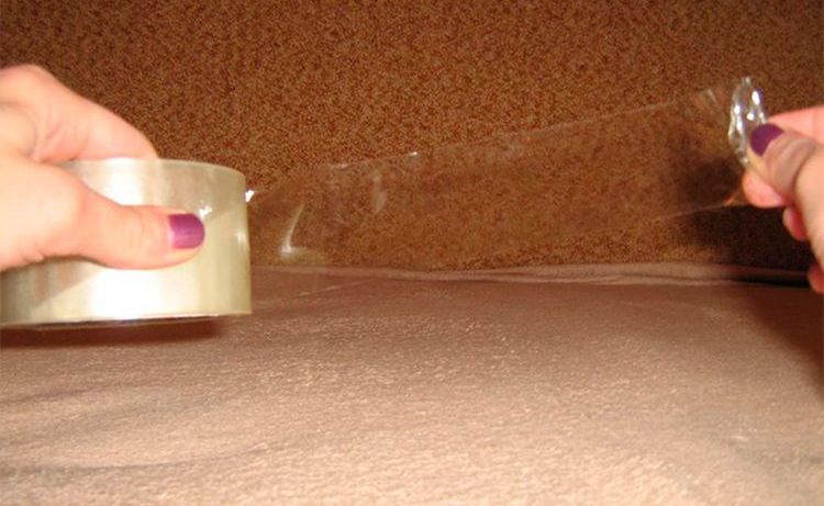 Épilation des poils avec du ruban adhésif