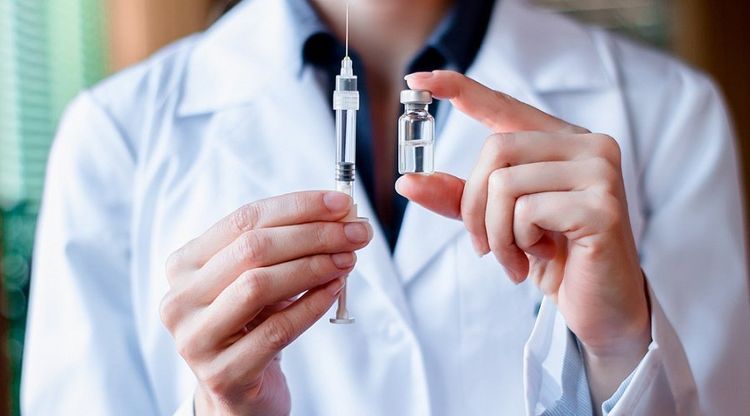Le vaccin entre les mains d'un médecin
