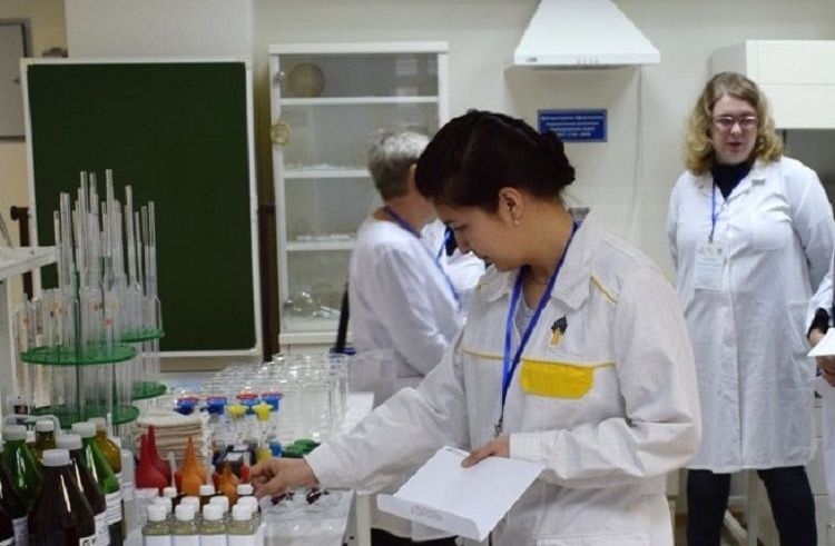 assistant de laboratoire d'analyse chimique