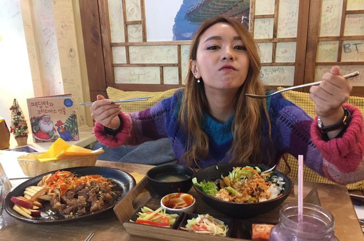 Une Coréenne dans un restaurant