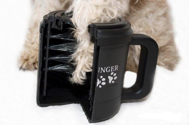 Une tasse pour laver les pattes du chien