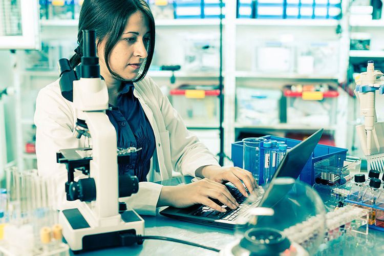 technicien de laboratoire dans un laboratoire