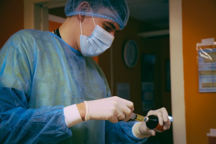 Le vétérinaire se prépare pour l'opération.