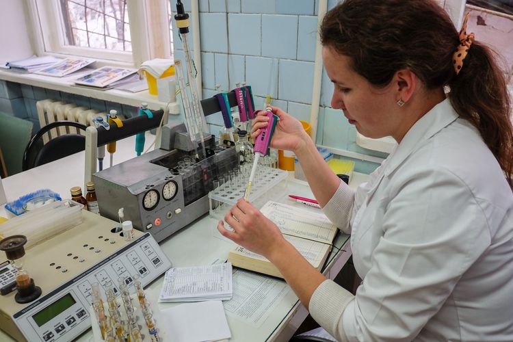 technicien de laboratoire au travail