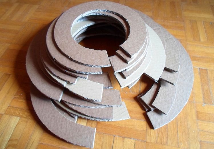 Un tipi pour chats fabriqué à partir de cercles de carton.