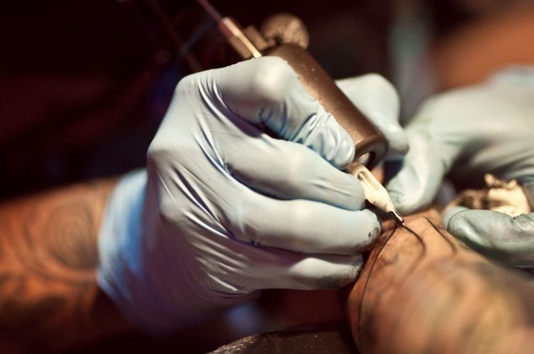 L'artiste réalise un tatouage