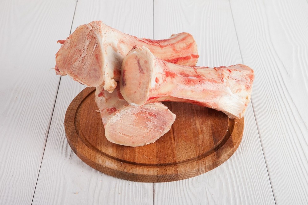 Os crus sur une planche en bois