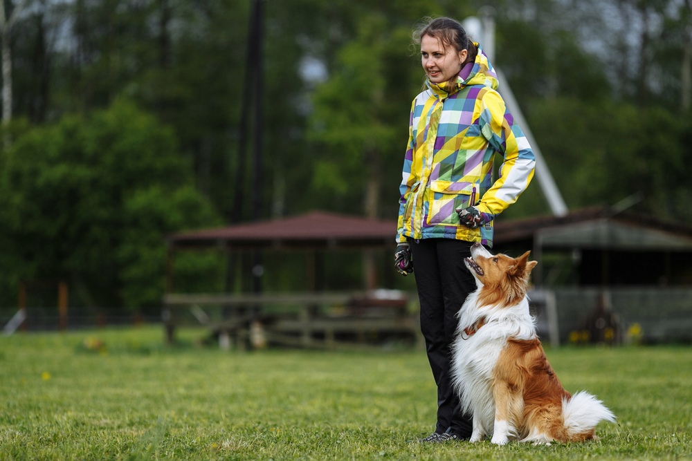 Un chien avec une fille