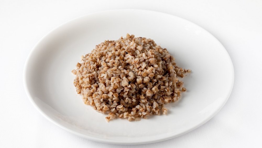 Bouillie de sarrasin dans une assiette